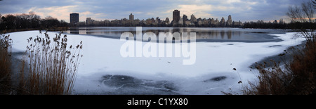 Central Park Panorama im Winter, New York City, mit Eissee und Enten Stockfoto