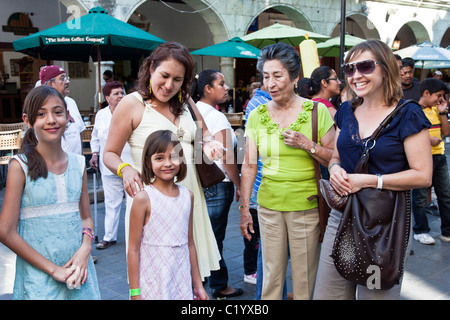 Mittelklasse-Familienbild zwei hübsche junge mexikanische Schwestern mit Mutter Tante & Großmutter in Oaxaca Zocalo-Mexiko Stockfoto