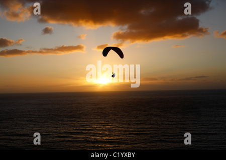 Gleitschirm, der bei Sonnenuntergang über dem Pazifischen Ozean schweben kann. Torrey Pines Gliderport, San Diego, Kalifornien, USA. Stockfoto