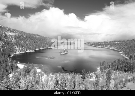 Winterszene eines alpinen Sees an der westlichen Küste (und der kalifornischen Seite) des Lake Tahoe. Emerald Bay und Fannette Island, El Dorado County, USA. Stockfoto