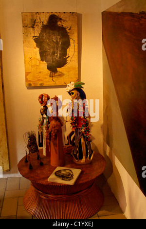 Catrina Figuren und andere High-mexikanischer Volkskunst in einer Galerie in San Miguel de Allende, Guanajuato, Mexiko Ende Stockfoto