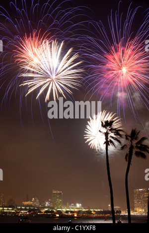 Feuerwerk über der Bucht von San Diego zur Feier des 4. Juli (Unabhängigkeitstag). Kalifornien, USA. Stockfoto