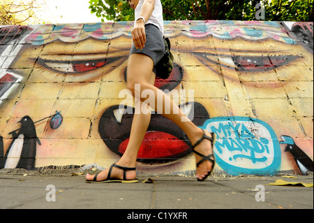 Graffiti an der Wand, Expressionismus und soziale messaging, seltsame und bizarre Kunst, Bangkok, thailand Stockfoto