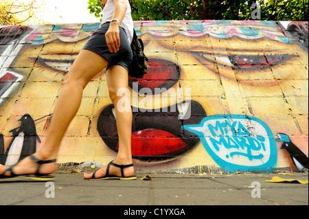 Graffiti an der Wand, Expressionismus und soziale messaging, seltsame und bizarre Kunst, Bangkok, thailand Stockfoto