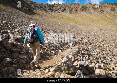 Zwei Männer auf dem Pacific Crest Trail Wandern in der Nähe von Harts Pass, North Cascades, Washington, USA. Stockfoto