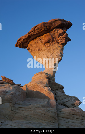 Auf dem Colorado Plateau sind ausgewogene Felsen, die den Gesetzen der Schwerkraft trotzen, reichlich vorhanden. Dieses Hotel befindet sich in der Nähe von Church Well, Kane County, Utah, USA. Stockfoto