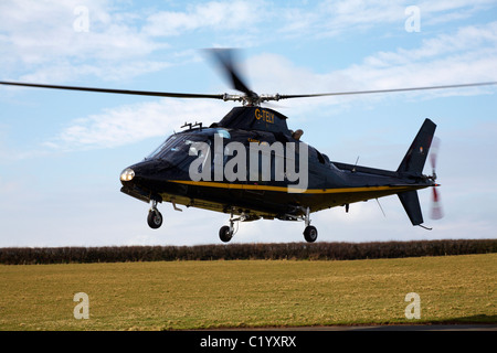 Hubschrauber kommen in Devon nehmen Besucher von Lundy im März und am Hartland Point landen Stockfoto