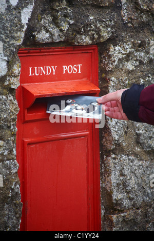 Eine Postkarte mit Papageientaucher in der Lundy Post Post Box auf Lundy Island, Devon, England UK im März Stockfoto