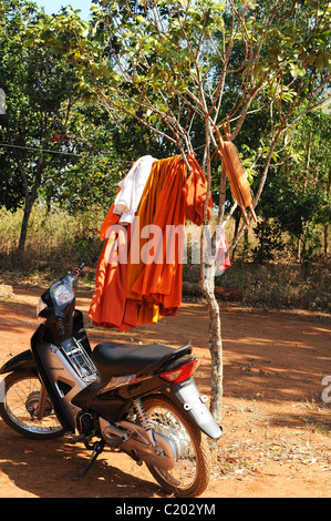 Mönchen Roben hängen Linie in buddhistischen Tempelanlagen.  Sen srun, Provinz Mondulkiri, Kambodscha Stockfoto