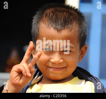 Kleiner Junge spielt in Sen Monorom Markt. Mondulkiri, Kambodscha Stockfoto