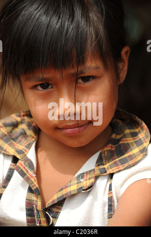 Porträt von Schulmädchen posiert in Sen Monorom Markt. Mondulkiri, Kambodscha Stockfoto