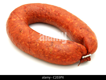 Leckere Wurst wird eingeschränkt durch ein Ring liegt auf einem weißen Hintergrund Stockfoto