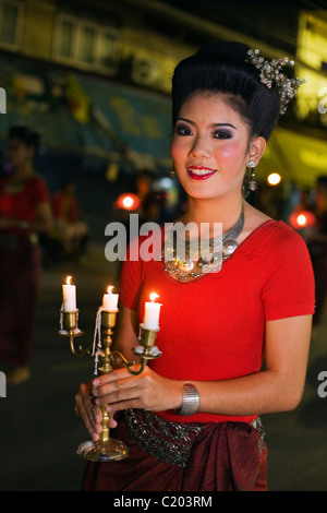 Tänzer-Parade durch die Straßen während der jährlichen Phimai Festival.  Phimai, Provinz Nakhon Ratchasima, THAILAND Stockfoto
