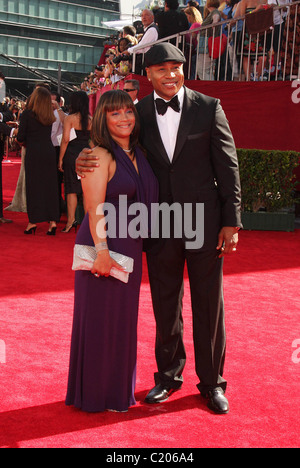 Simone Johnson und LL Cool J 61. Primetime Emmy Awards statt, bei dem Nokia Theatre Los Angeles, Kalifornien, USA - 20.09.09 Nikki Stockfoto