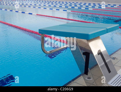 Startplattform mit Zahlen zum Schwimmen, Rennen Stockfoto