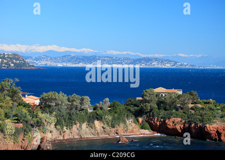 Luxus-Wohnungen in der Esterel in der Nähe von Cannes mit dem verschneiten Mercantour-Berg im Hintergrund Stockfoto