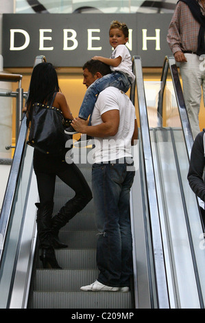 Katie Price, aka Jordan, Freund Alex Reid und Sohn Junior einkaufen gehen zusammen in Brighton, Sussex, England - 21.09.09 Stockfoto