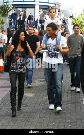 Katie Price, aka Jordan, Freund Alex Reid und Sohn Junior einkaufen gehen zusammen in Brighton, Sussex, England - 21.09.09 Stockfoto