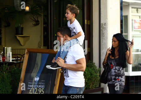 Katie Price, stop aka Jordan, Freund Alex Reid und Sohn Junior mittags beim Einkaufen, in Brighton, Sussex, England- Stockfoto