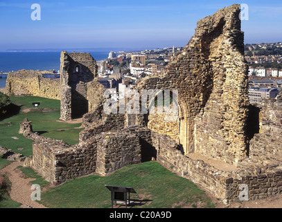 Hastings Burgruine mit Stadt jenseits Stockfoto