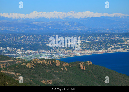 Draufsicht auf die Bucht von Cannes aus der Esterel-Gebirge Stockfoto