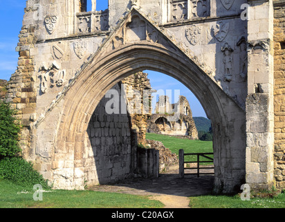 English Heritage Kirkham Priory historischen Torhaus Eingangsbogen englischer Gotik mittelalterliche Architektur mit Ruinen über North Yorkshire England Großbritannien Stockfoto