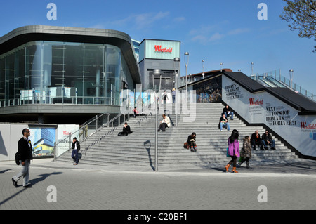 Schritte bis zum Einkaufszentrum Westfield Stratford neben weitere Glasfassade Eingang zu Stratford öffentliche Verkehrsmittel Zug Bahnhof London UK Stockfoto