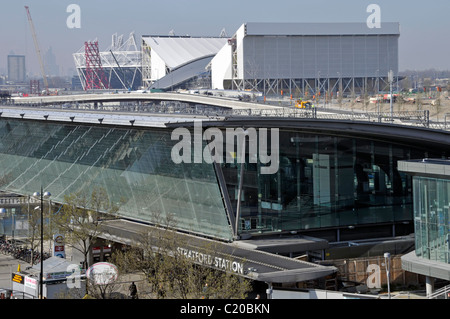 Blick von oben nach unten schaut auf Stratford East London Railway Bahnhof 2012 Olympics Stadion & Orbit Turm Baustelle in Arbeit UK Stockfoto