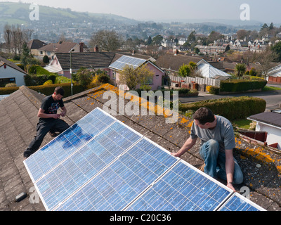 Photovoltaik-Solarzellen ausgestattet mit einem Dach in Totnes Devon UK Stockfoto