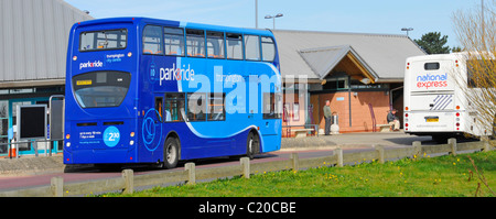 Cambridge Park und Ride Bus Stop an der Trumpington aus der Stadt Parkplatz und Abholpunkt Cambridgeshire East Anglia England Großbritannien Stockfoto