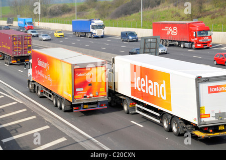 Island-LKW überholen Sainsburys Supermarkt LKW Stockfoto