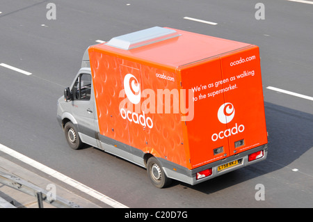 Seitenrückseite hinten und Dachansicht von oben Unten auf rot Ocado Online Lebensmittel einkaufen Lieferwagen & Logo fahren auf englischer UK Autobahn Stockfoto