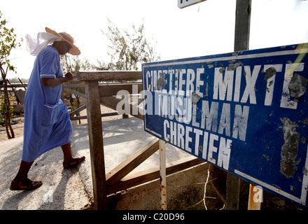 Brücke zur Insel Fadiouth, bestehend aus Muscheln mit einem gemischten christlichen und muslimischen Friedhof, Joal Fadiouth, Senegal Stockfoto