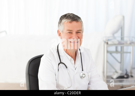 Ein leitender Arzt in seinem Büro Stockfoto