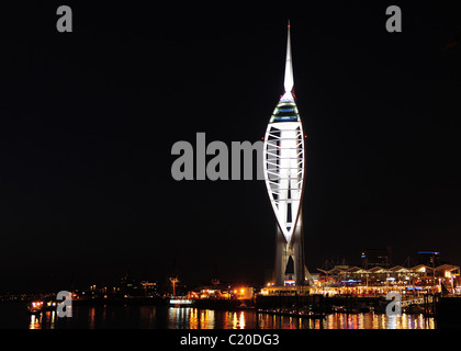 Portsmouth Spinnaker Tower bei Nacht. Stockfoto