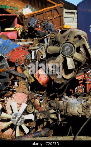riesiger Haufen von LKW-Motoren bei Schrottplatz uk Stockfoto