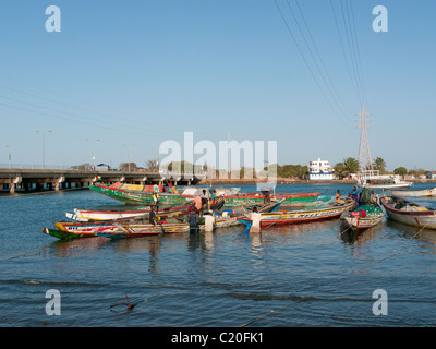 Entladung Austern von den Fischerbooten an Denton Bridge, The Gambia Stockfoto