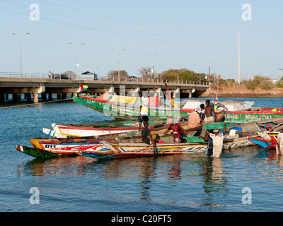 Entladung Austern von den Fischerbooten an Denton Bridge, The Gambia Stockfoto