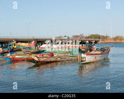 Entladung Austern aus den Fischerbooten Denton Bridge, Banjul, Gambia Stockfoto