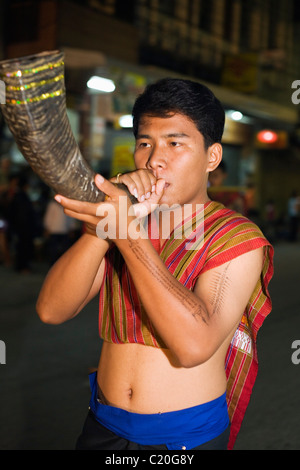 Parade durch die Straßen von Phimai während des jährlichen Phimai Festival.  Phimai, Provinz Nakhon Ratchasima, THAILAND Stockfoto