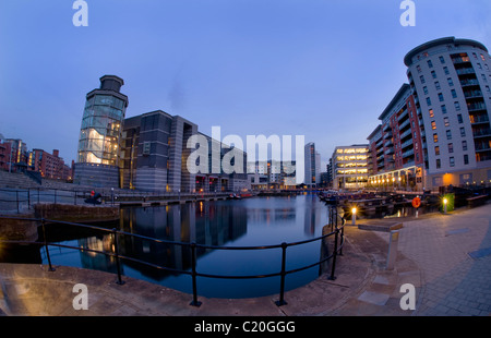 Royal Armouries Gebäude spiegelt sich in dock auf dem Aire/Calder Kanal bei Sonnenuntergang Leeds Yorkshire uk Stockfoto