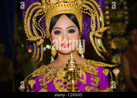 Eine Tänzerin paradieren durch Phimai während des jährlichen Phimai Festivals.  Phimai, Provinz Nakhon Ratchasima, THAILAND Stockfoto