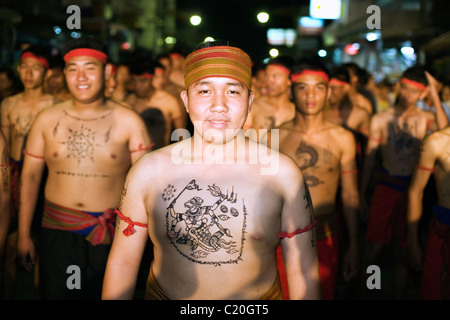Muay thai Kämpfer Parade durch Phimai während des jährlichen Phimai Festival. Phimai, Provinz Nakhon Ratchasima, THAILAND Stockfoto