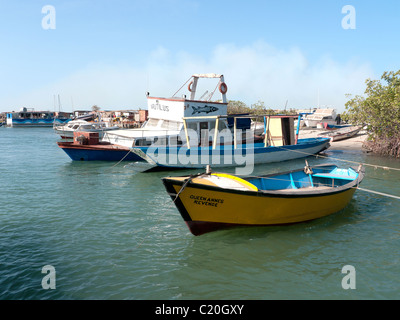 Boote auf dem Fluss Gambia in Denton Bridge, Banjul, Gambia Stockfoto