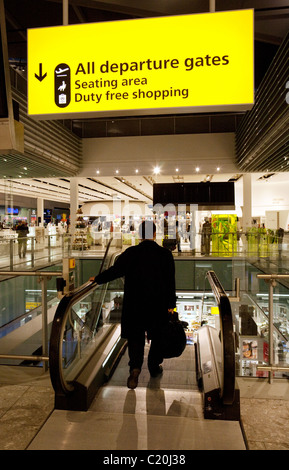 Ein Fluggast in Richtung Abflug-Gates, terminal 5 Heathrow Flughafen London UK Stockfoto