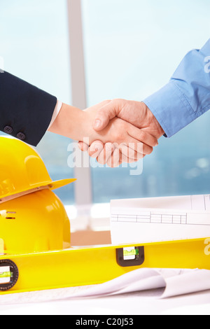 Nahaufnahme der Arbeitnehmer tun handshake Stockfoto