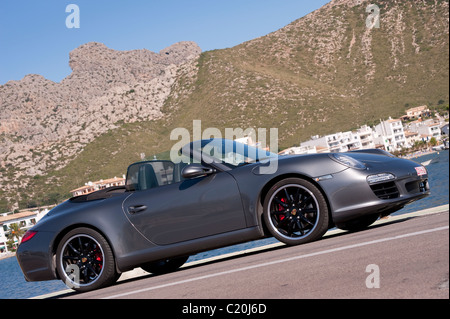 Silber Porsche 911 Carrera Cabriolet Sportwagen Stockfoto