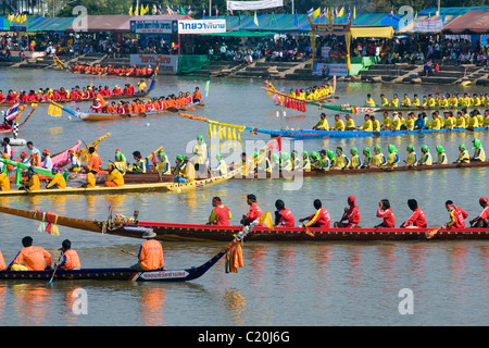 Longboat-Teams auf dem Chakrai-Fluss für den Start von Phimai Festival-Regatten. Phimai, Nakhon Ratchasima, Thailand Stockfoto