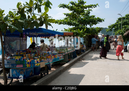 Kauf von Lebensmitteln aus am Straßenrand Imbiss Buden, Koh Phangan, Thailand Touristen Stockfoto