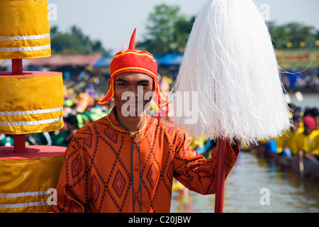 Zeremonielle Ruderer bei der Eröffnungsfeier der Phimai Festival Longboat Rennen. Phimai, Provinz Nakhon Ratchasima, THAILAND Stockfoto